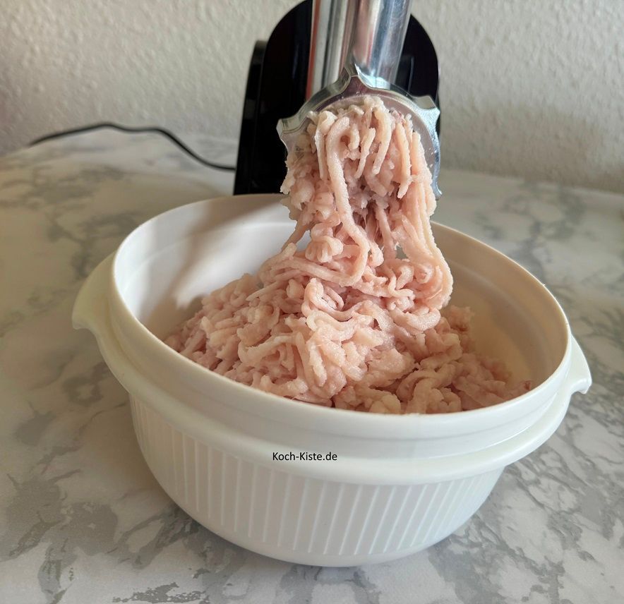 und drehe das Fischfilet durch den Fleiischwolf