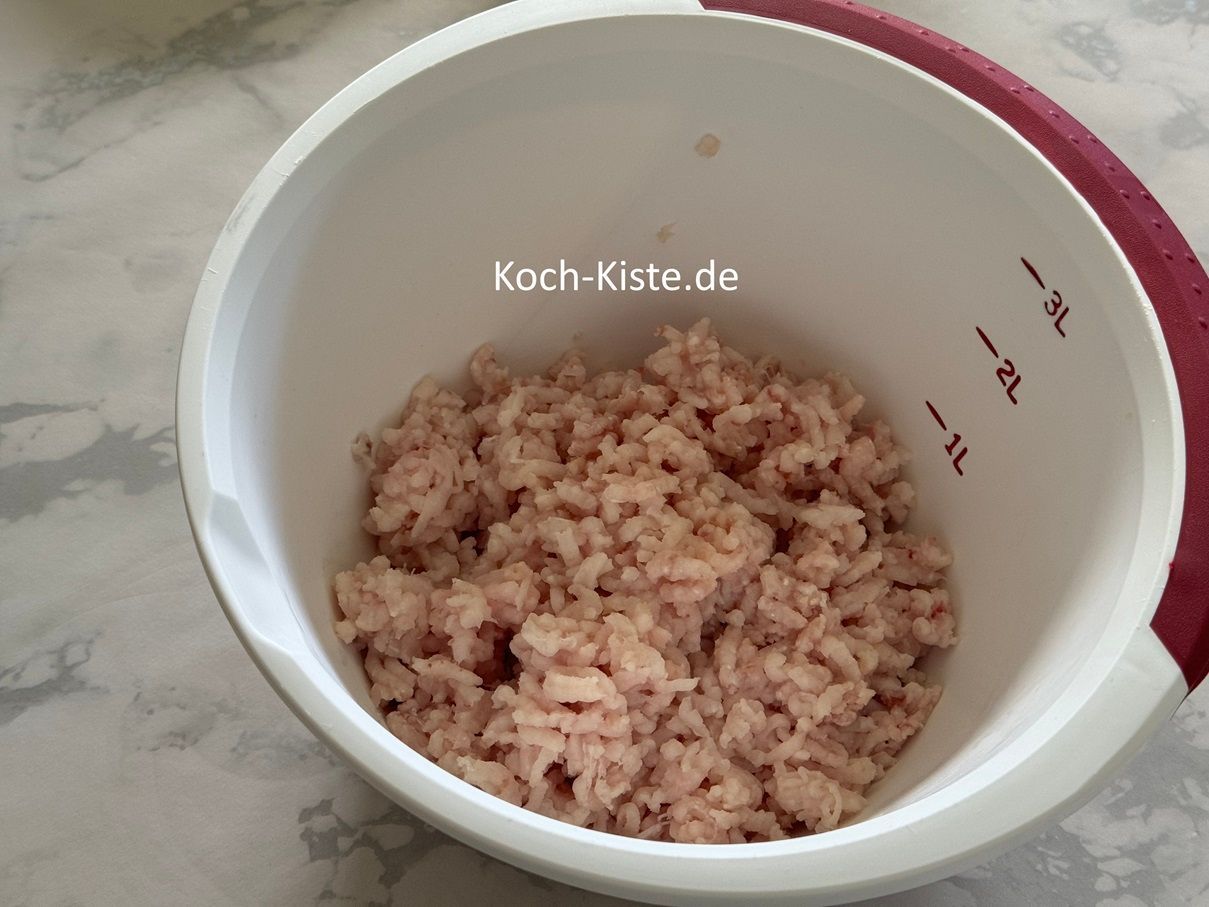 fülle das Fischgehackte in eine Rührschüssel um