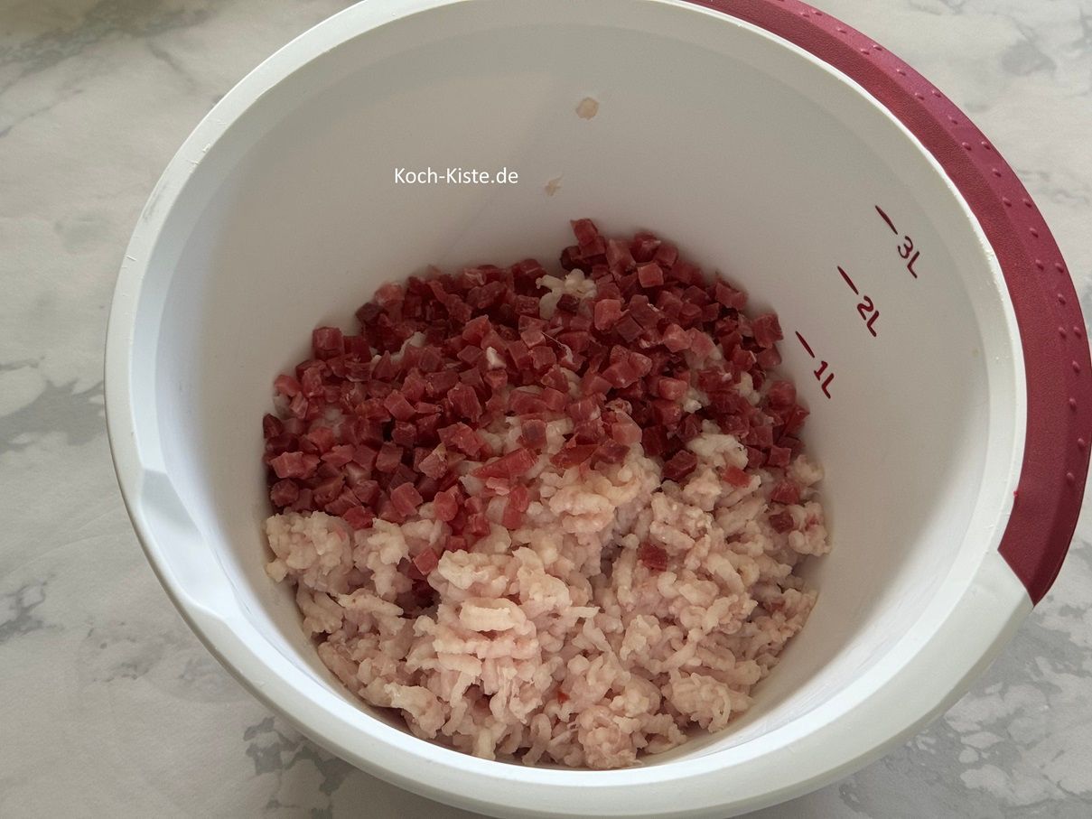 gebe 75 g Schinkenwürfel hinzu