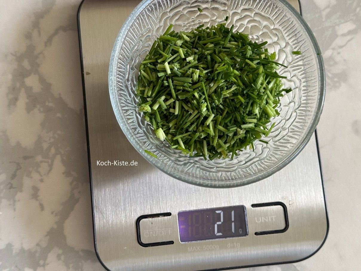 dann stelle eine kleine Schale auf die Küchenwaage auf 0 und wiege Dir ca. 20 g Schnittlauchröllchen ab