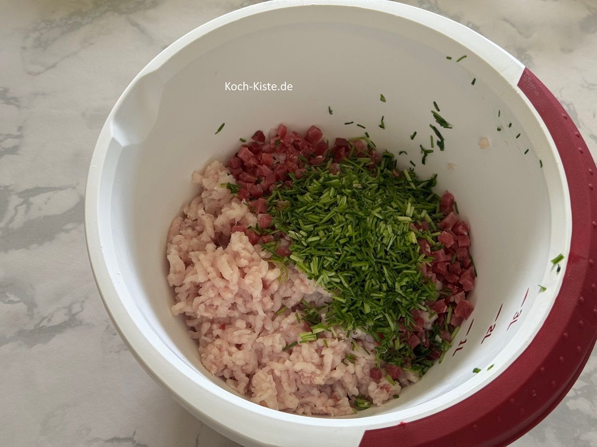 die Schnittlauchröllchen dürfen mit in die Rührschüssel