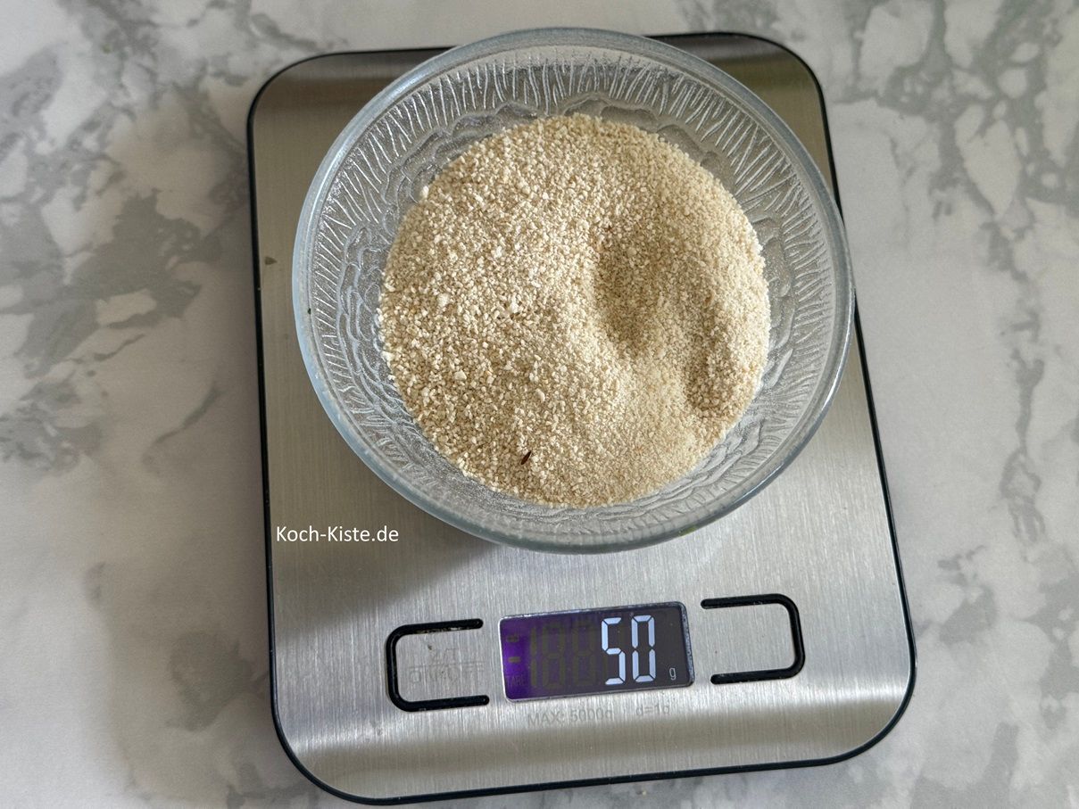danach stelle erneut eine kleine Schale auf die Küchenwaage auf 0 und wiege 50 g Paniermehl ab