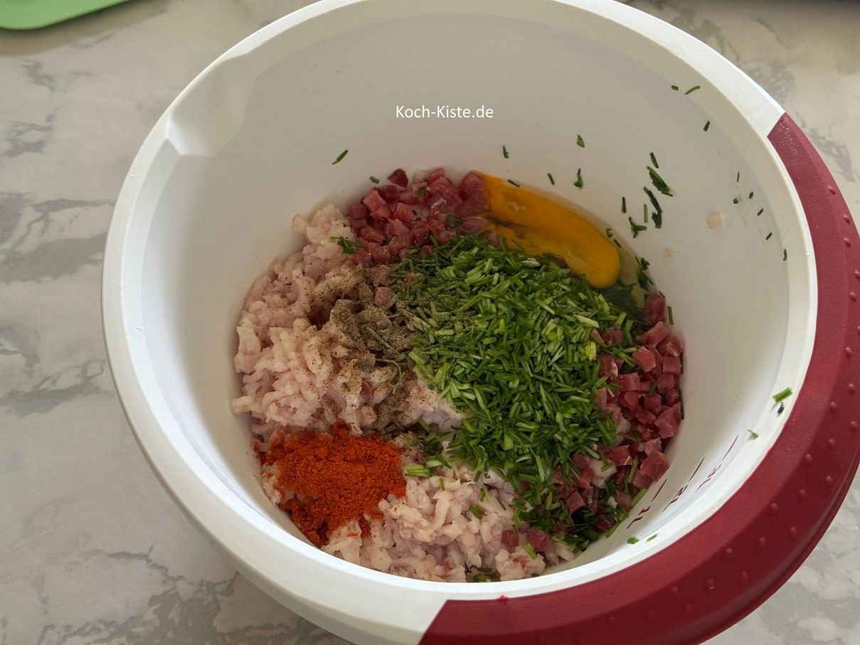 jetzt kommen 1 Ei, 1/2 Teelöffel Pfeffer und 1,5 gut gehäufte Teelöffel Paprikapulver hinzu