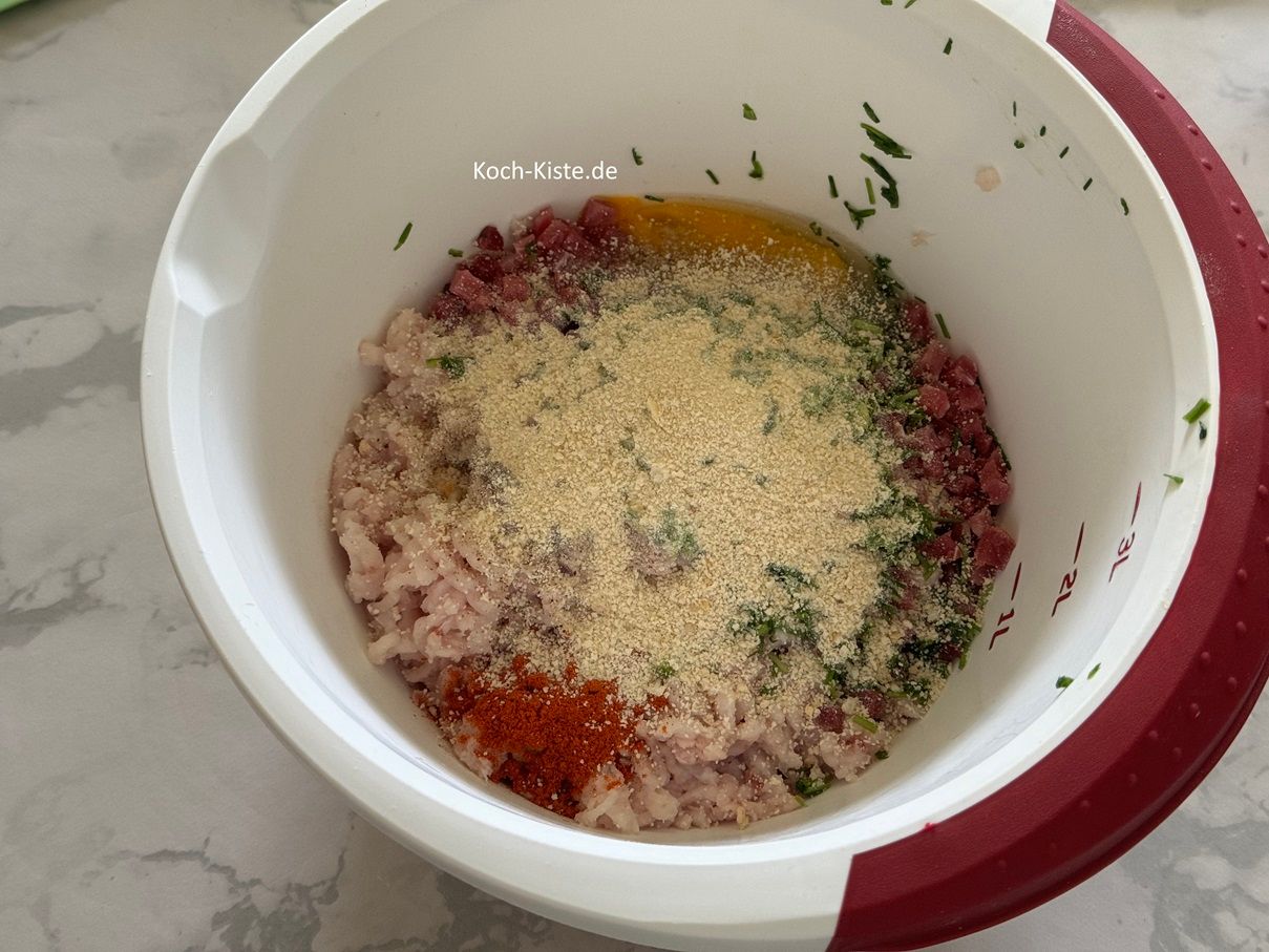 schütte das Paniermehl mit in die Rührschüssel