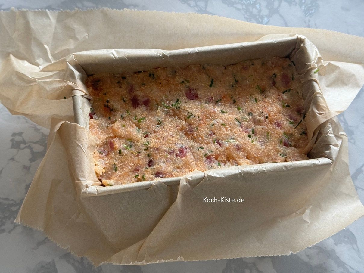 fülle das Fischhackfleisch in die Kastenform und streiche es oben glatt