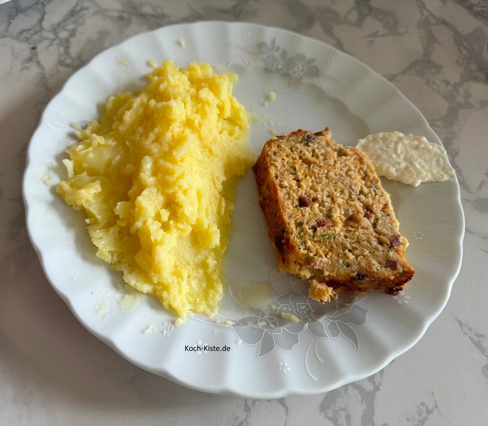 Fischhackbraten mit Kartoffeln und Meerrettich