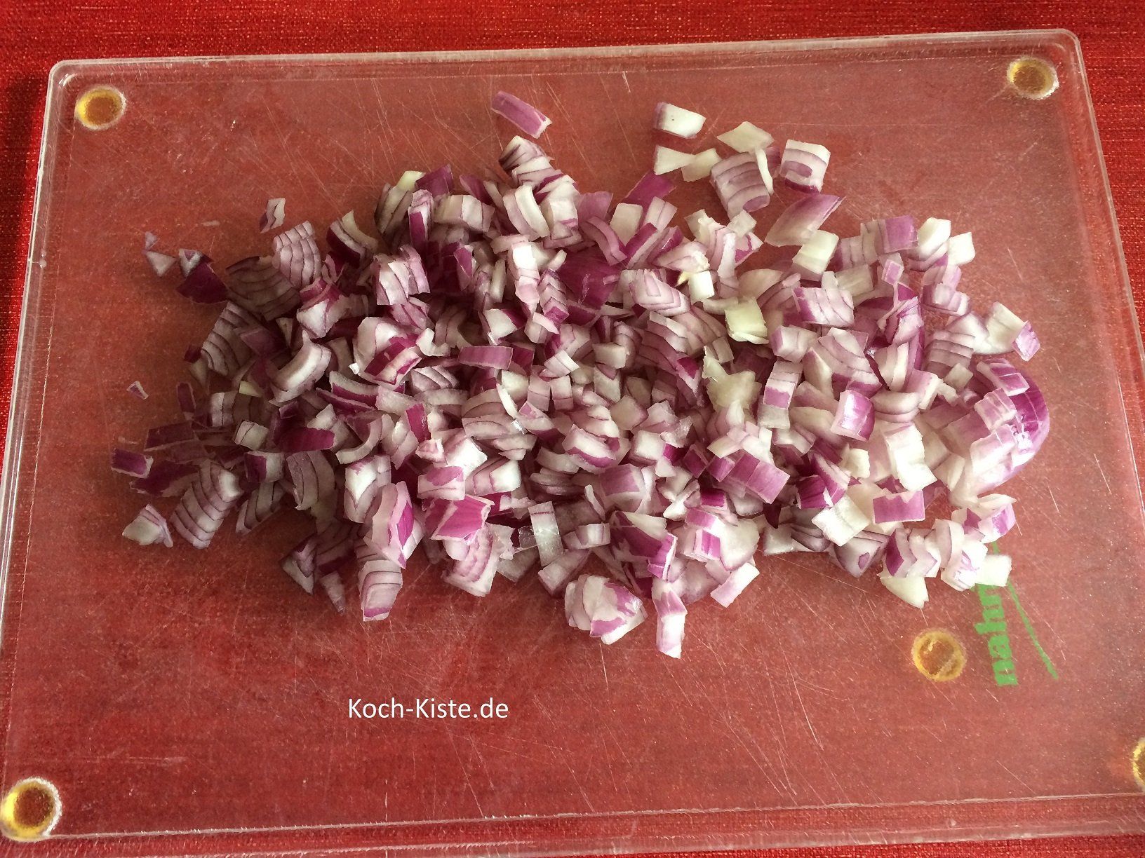 rote Zwiebeln pellen und klein würfeln