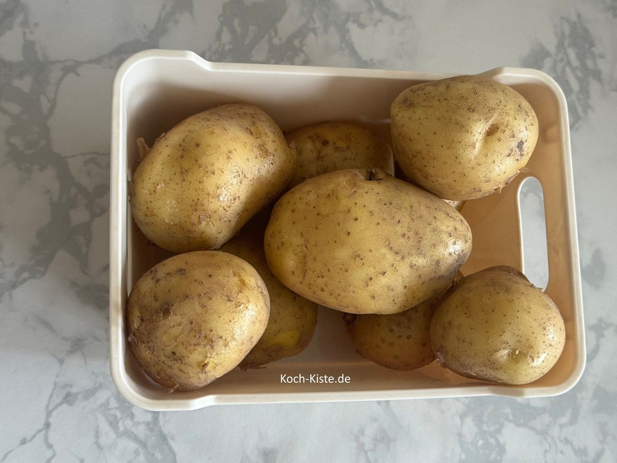 beginne damit Dir 1 kg Kartoffeln bereit zu legen