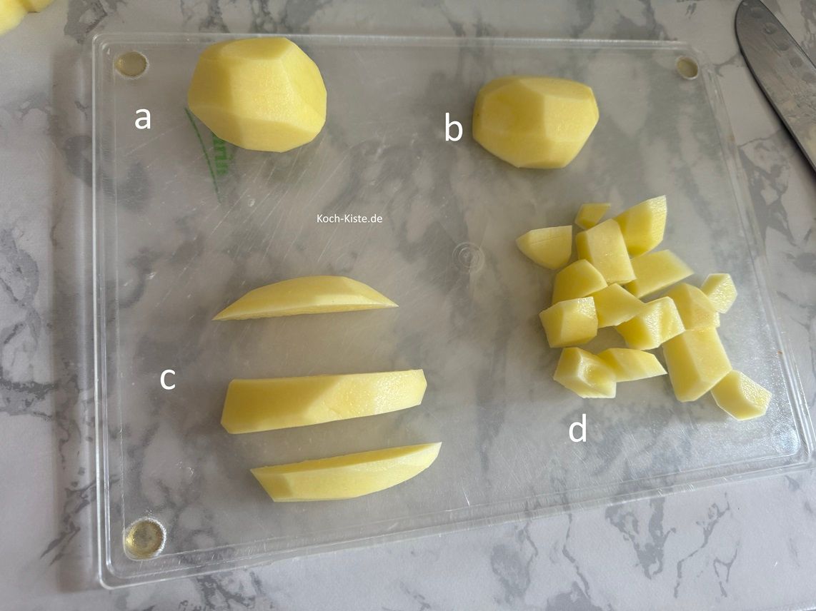 als nächstes halbiere jede Kartoffel und schneide sie dann erst in Scheiben und dann in kleine Stücke. Wiederhole die Schritte mit jeder Kartoffel.