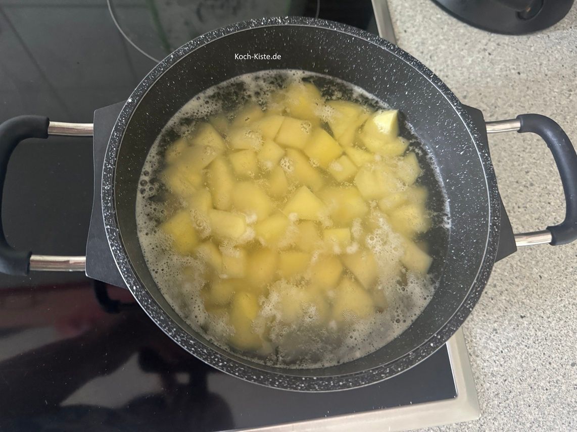 nun gebe die Kartoffelstücke in einen kleinen Kochtopf und bringe sie zum Kochen.