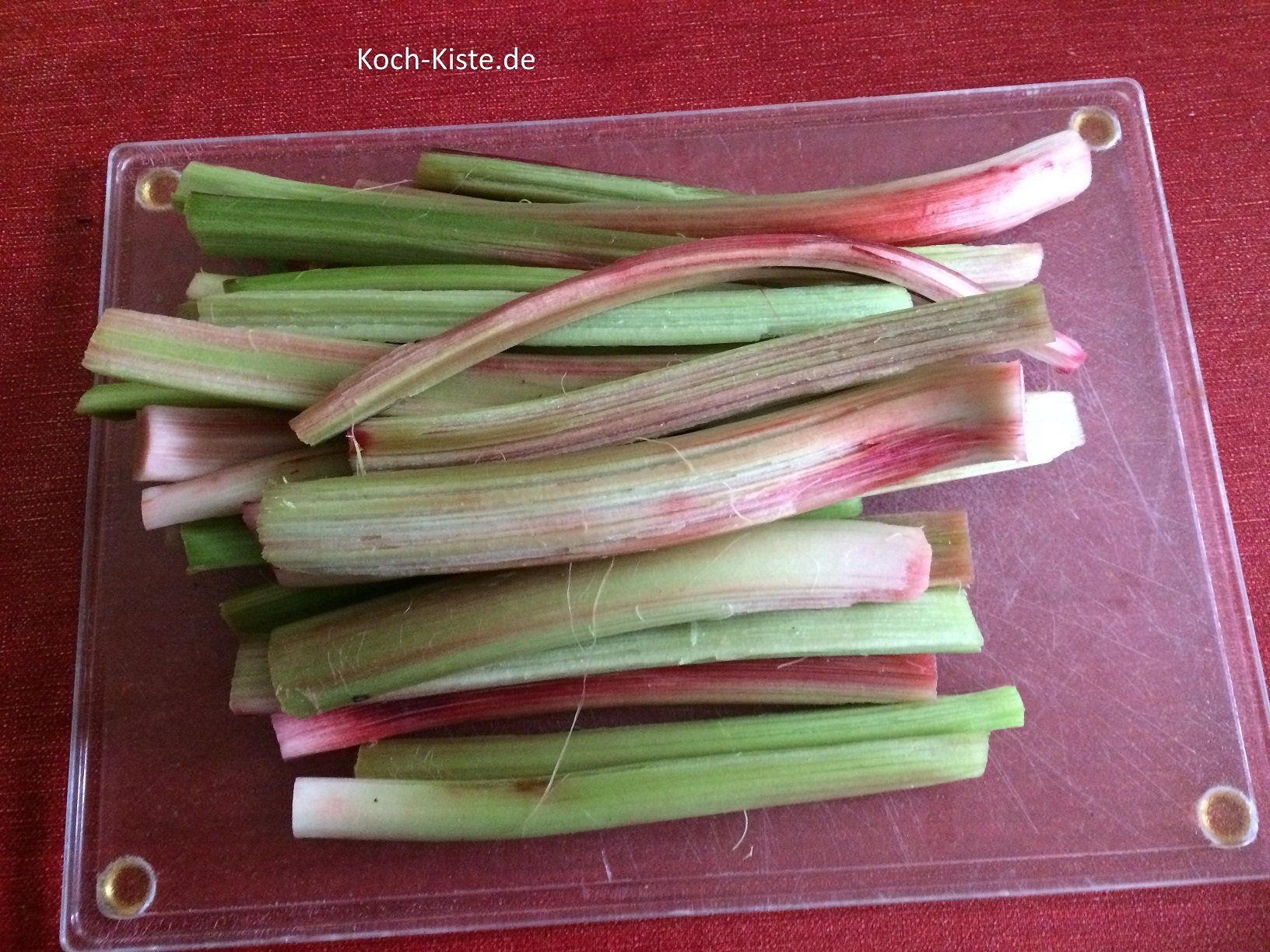 Rhababer vom Blättern, dicken Stielende befreit und geschält