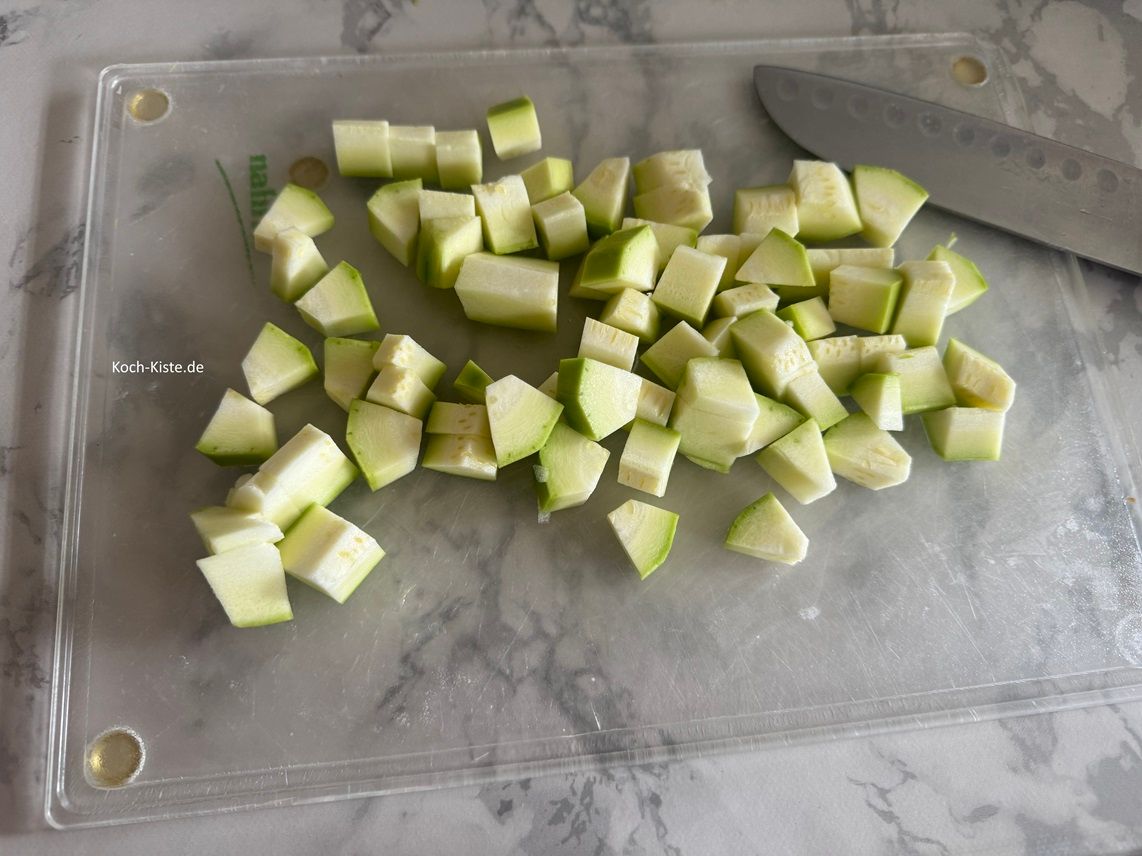 Jetzt schenide die Zucchiniviertel in kleine Stücke