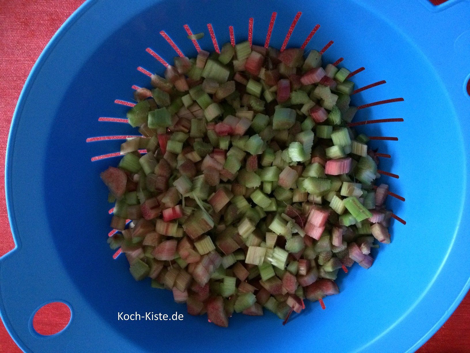 Rhabarber in kleine Stücke geschnitten