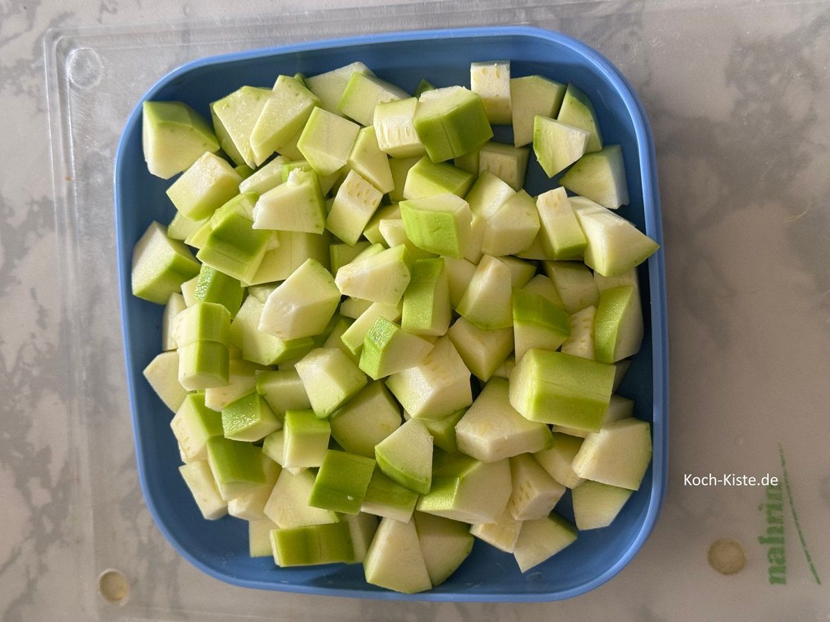 und gebe die Zucchinistücke auf einen Teller