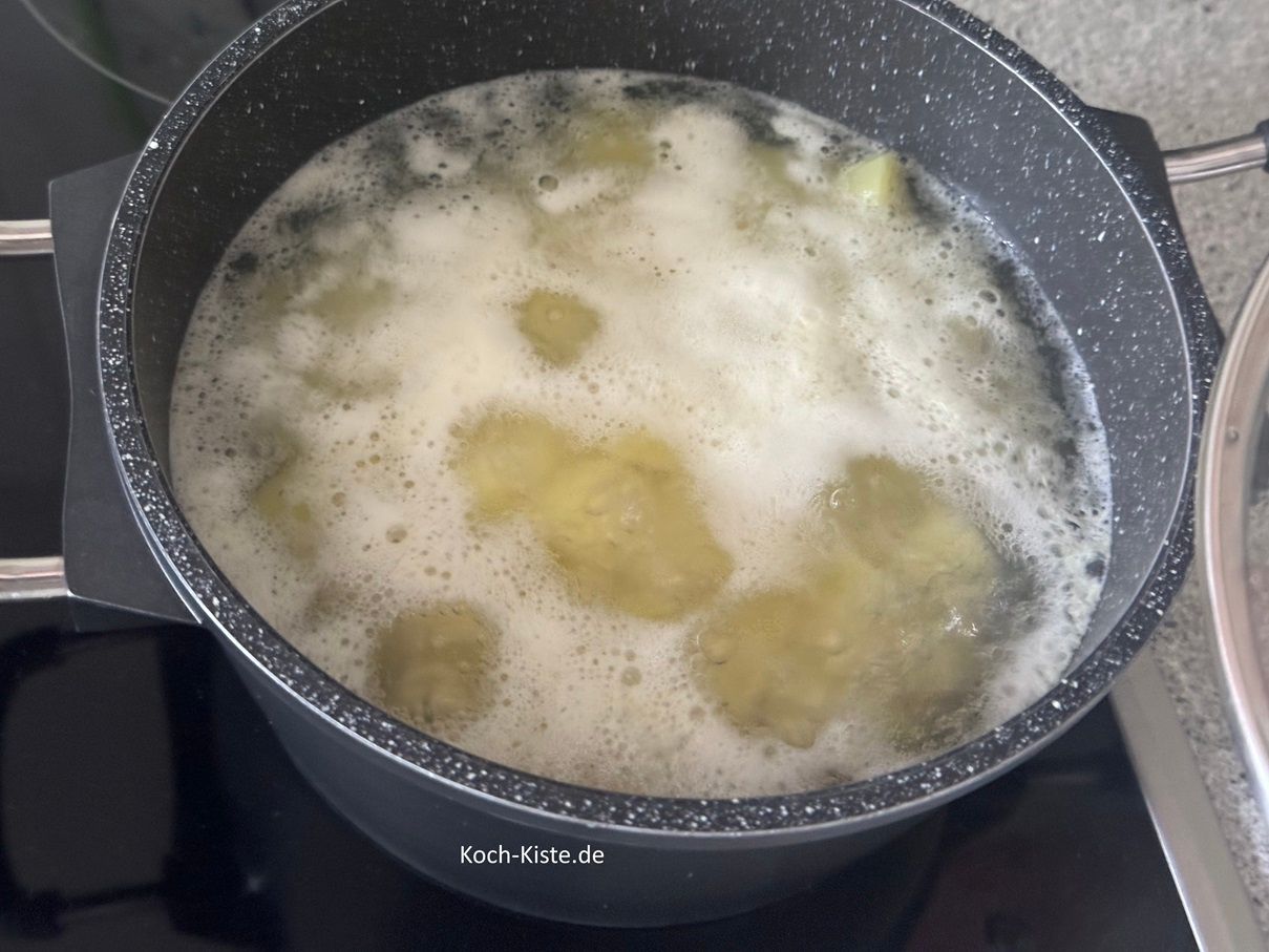 nun müssten die Kartoffeln kochen, reduziere die Temperatur etwas und lasse sie weiter köcheln
