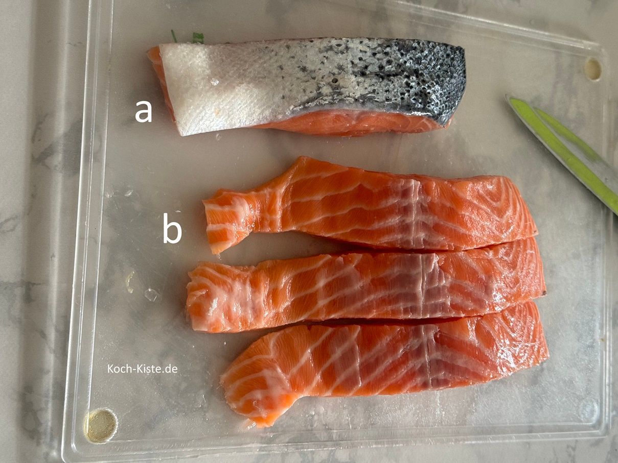 lege ein Stück Lachs mit der Haut nach oben auf das Schneidebrett. Nehme das Messer und setze es unter der Haut an und schneide zur anderen Seite rüber um die Haut zu entfernen.