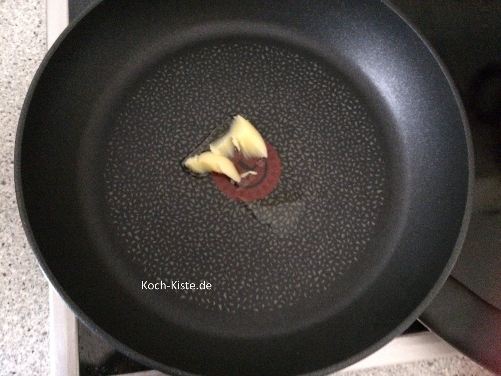 1/2 Teelöffel Butterschmalz in einer kleinen Pfanne schmelzen lassen