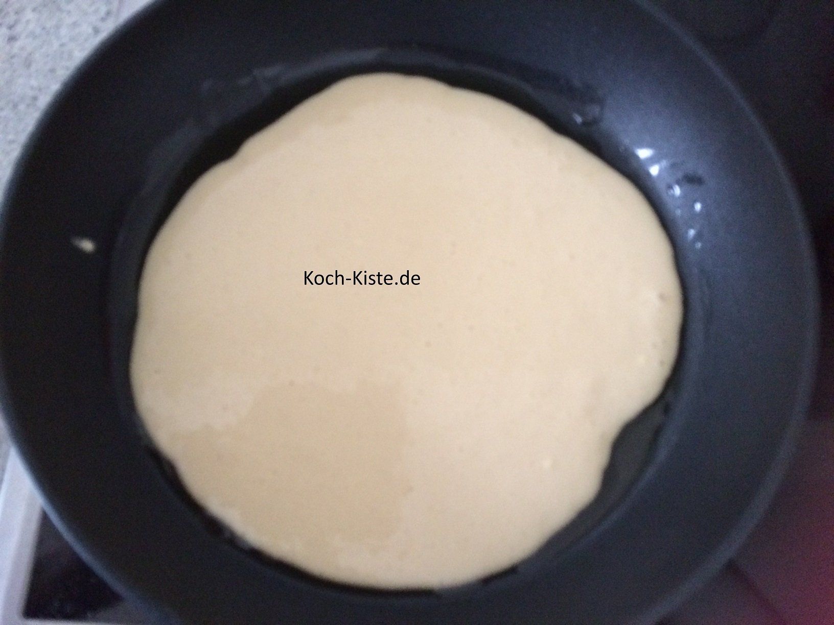 1 Suppenkelle Teig in die Pfanne geben