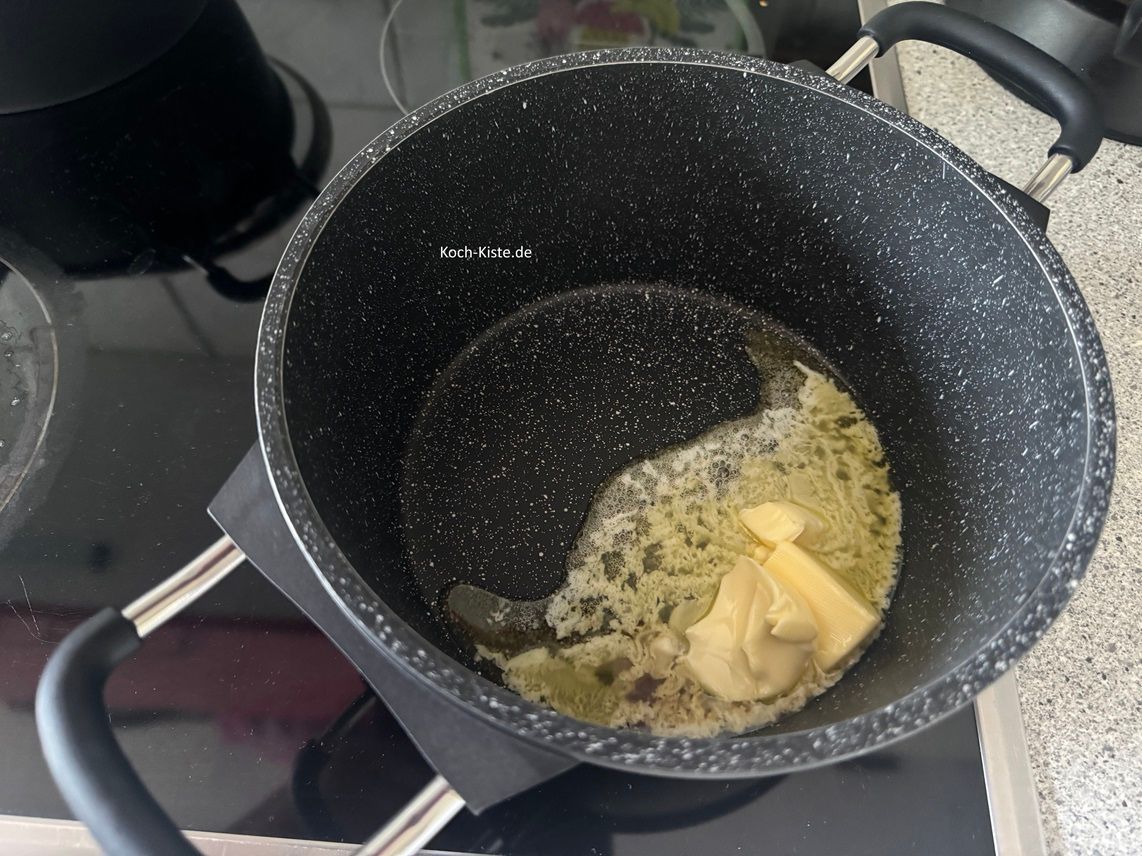 Für die Soße gebe die Butter in einen kleinen Kochtopf und lasse sie schmelzen