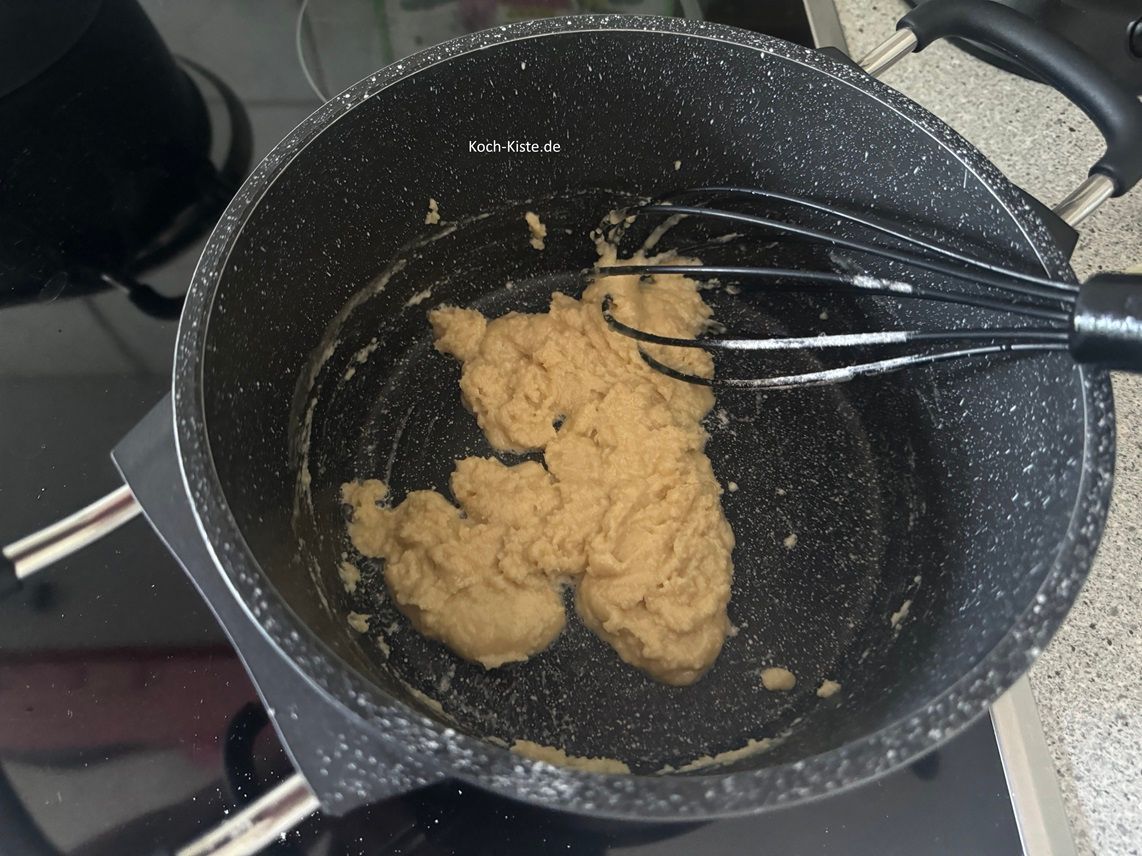 dann gebe unter ständigem Rühren das Mehl hinzu. Es muss soviel Mehl hinzugebeben werden, dass eine krümelige Masse entsteht.