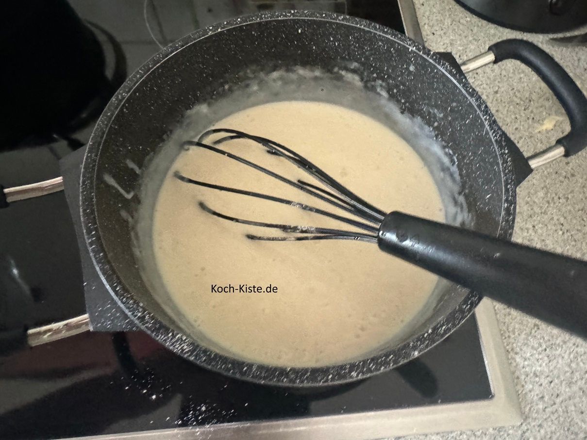 jetzt gieße die Cremefine (oder Sahne) etappenweise mit in den Topf - dabei ist es wichtig das Du die ganze Zeit - mit dem Schneebesen alles verrührst ( damit keine Klümpchen entstehen).