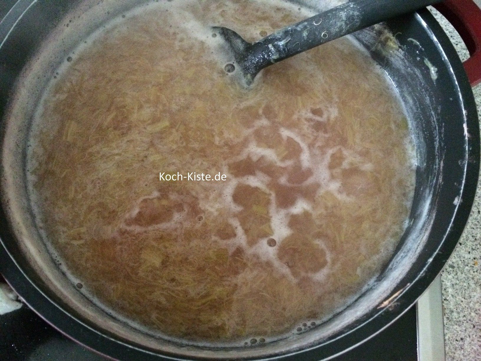 Rhabarber zum Kochen bringen und ca. 10 Minuten köcheln lassen