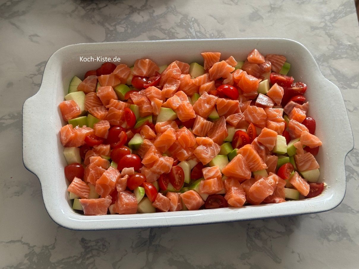 als nächste Schicht gebe die Lachsfiletwürfel gleichmäßig auf die Gemüsemasse