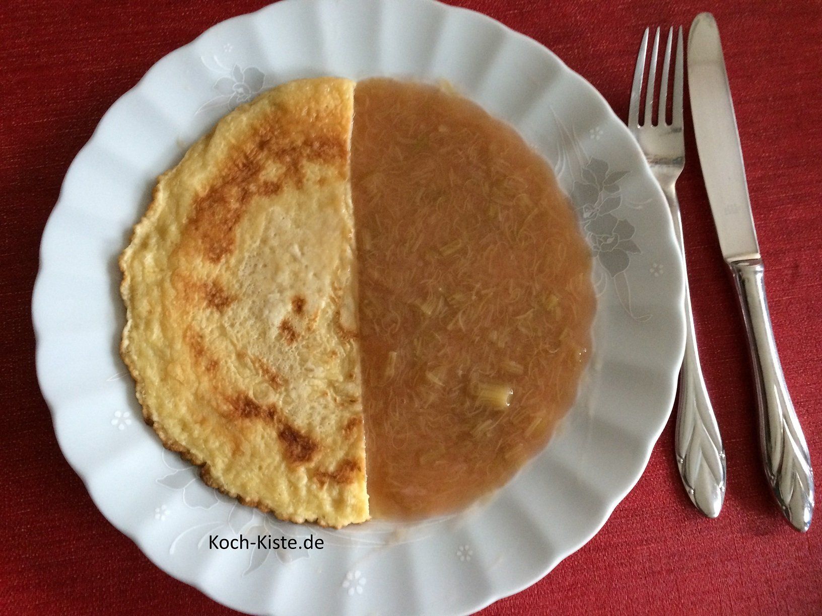dünne Pfannkuchen mit Rhababer Kompott