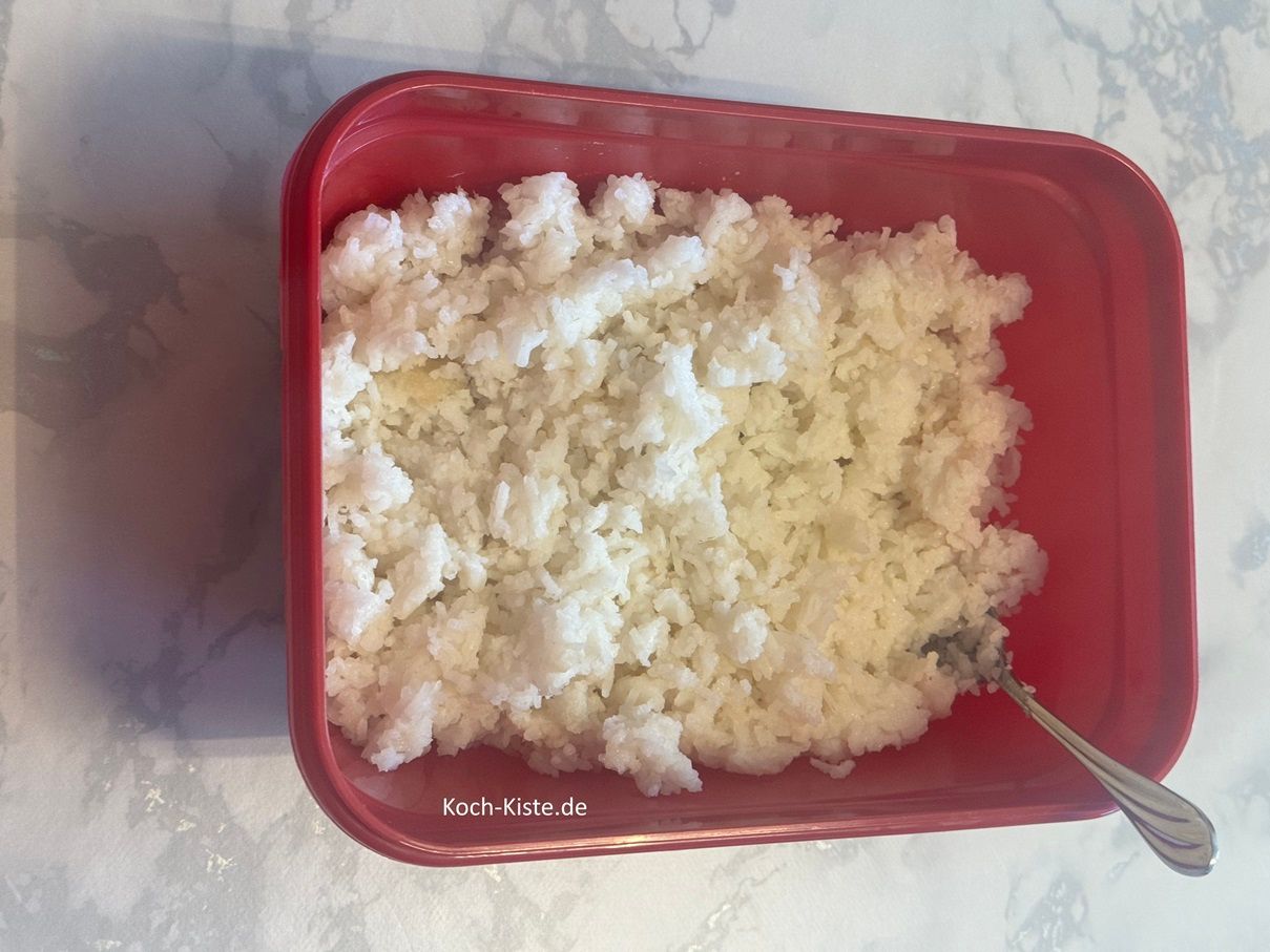 fülle den Reis in eine Schüssel um und lasse ihn gut abkühlen - er sollte nicht mal mehr lauwarm sein !!!
