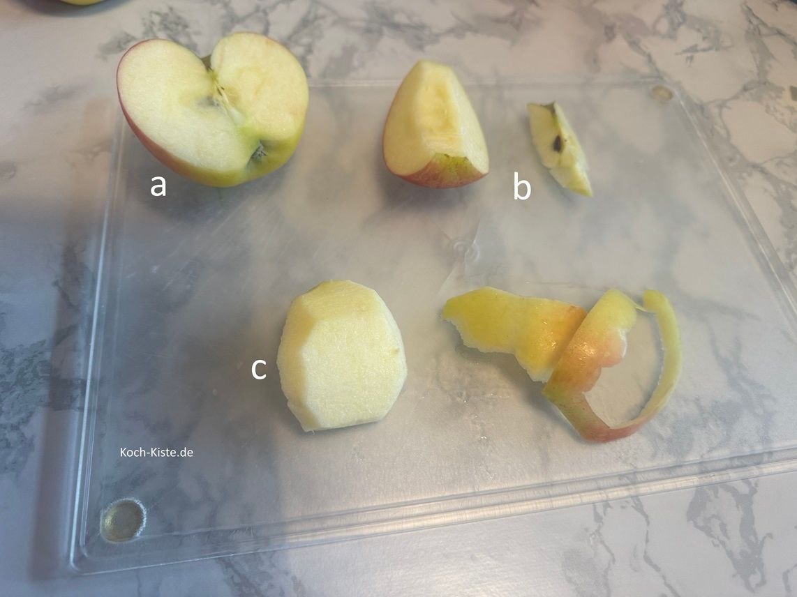 danach werden die Apfelhälften (a) geviertelt (b) und geschält (c)
