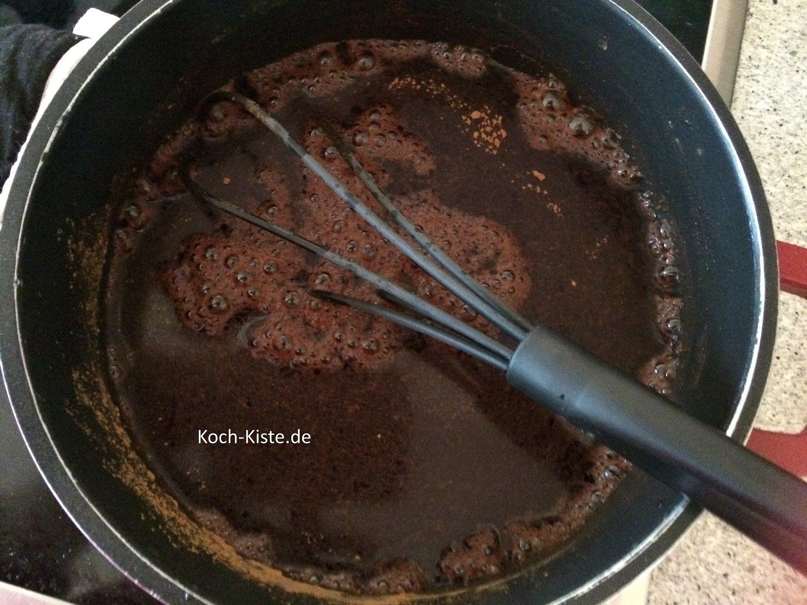 Kirschsaft, Vanillinzucker  und Zucker zum Kochen bringen