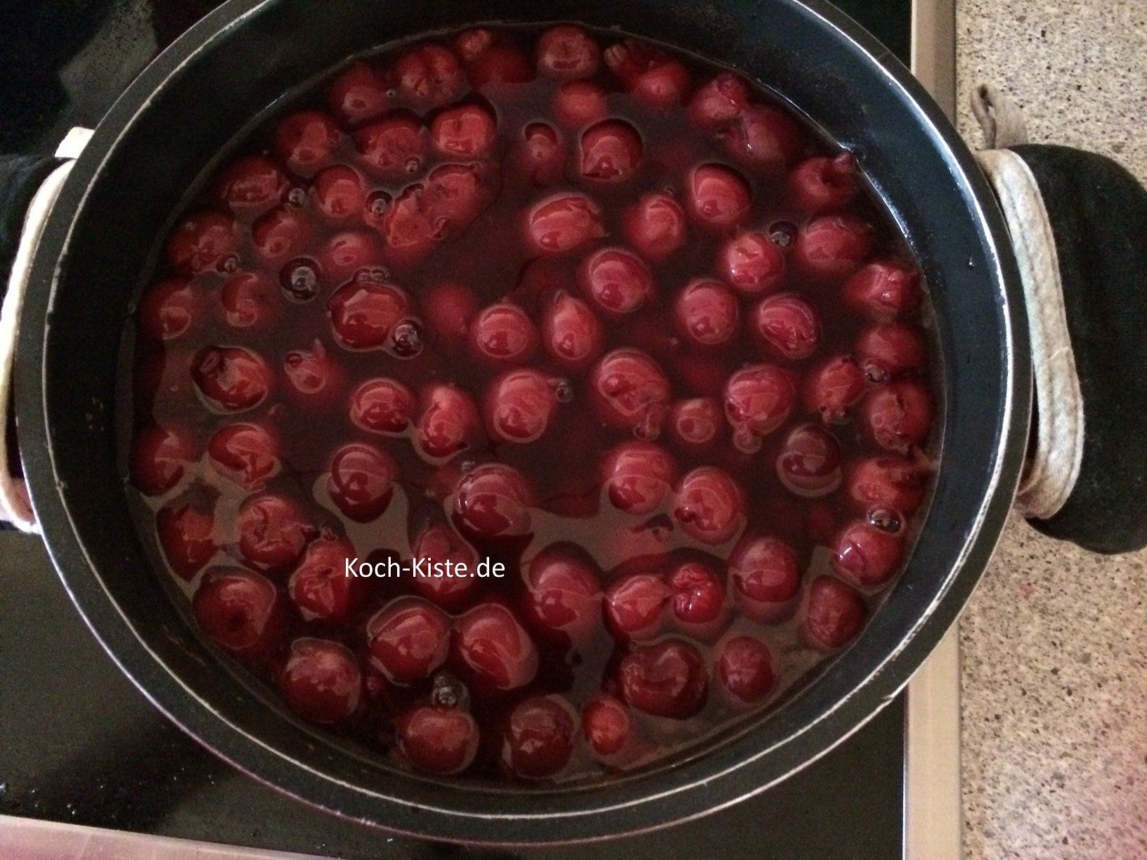 Kirschen in die fertige Kirschsoße geben