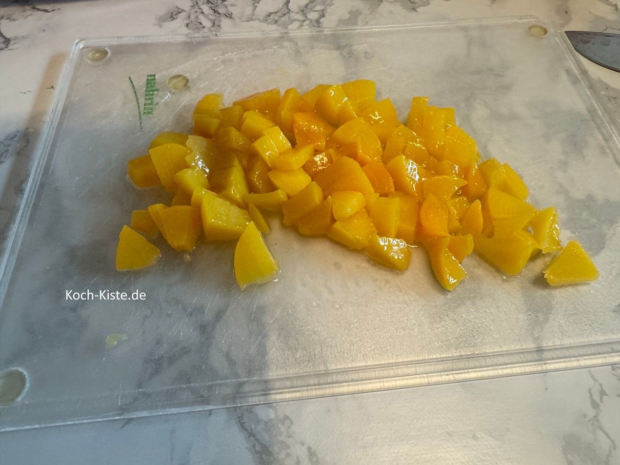 schneide insgesamt 20 Pfirsichstücke in kleine Stücke
