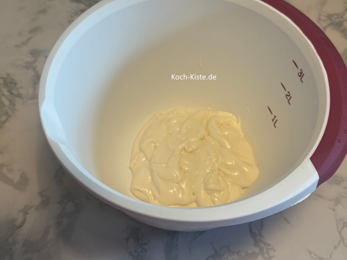 jetzt stelle die Rühschüssel auf die Küchenwaage auf 0 und wiege 250 g Mayonnaise ab