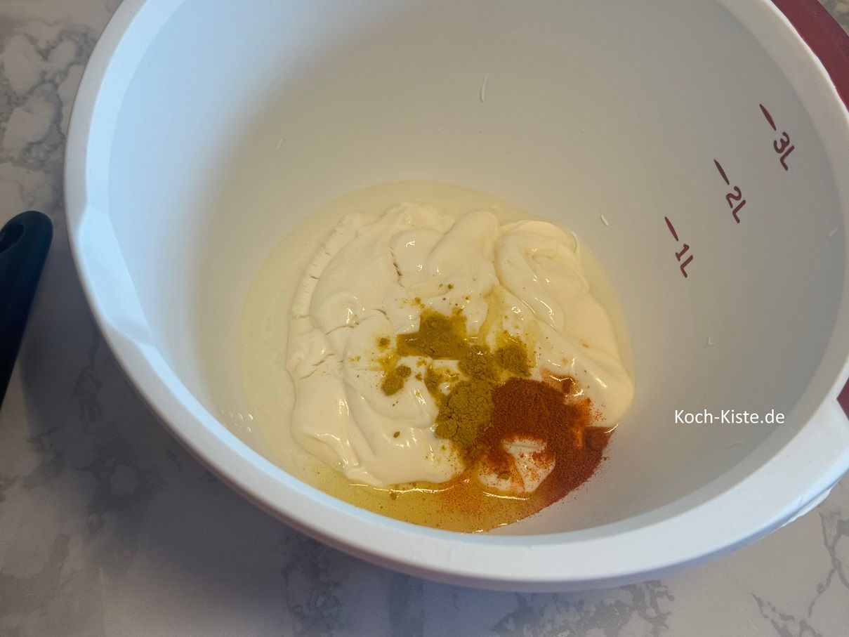 gebe 8 Esslffel Pfirsichsaft, 1 Esslöffel Milch, 1 gehäuften Teelöffel Paprikapulver edelsüß und 1 Teelöffel Currypulver hinzu