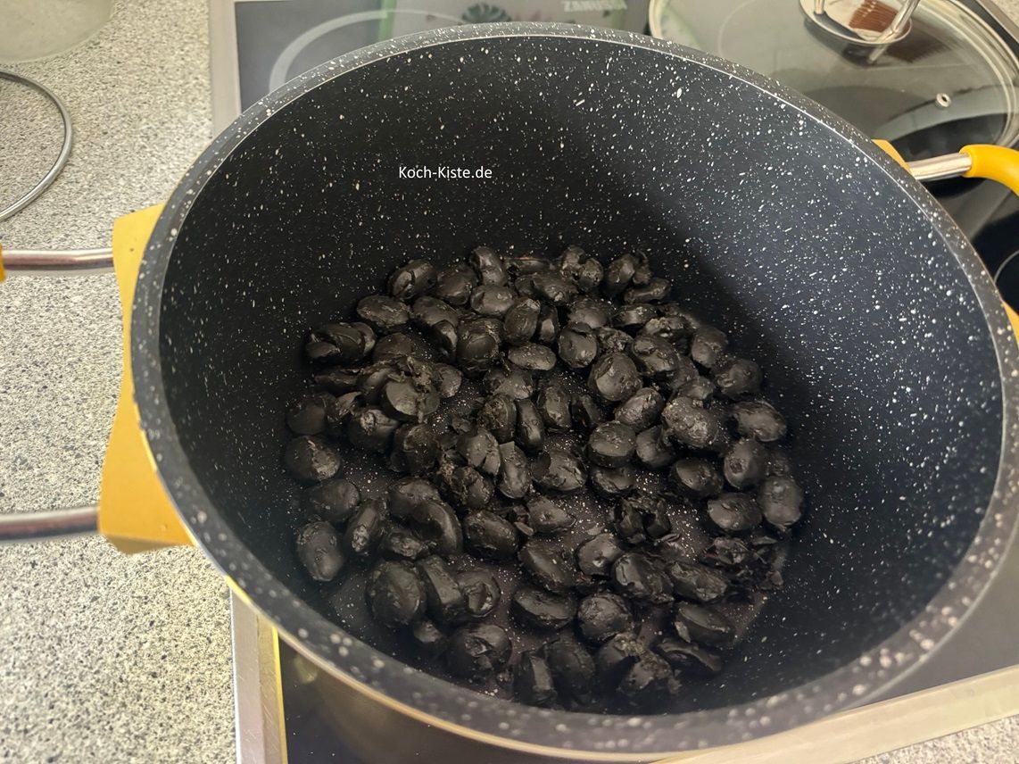 schütte die Lakritz Bonbons in einen mittleren Topf (5 Liter)