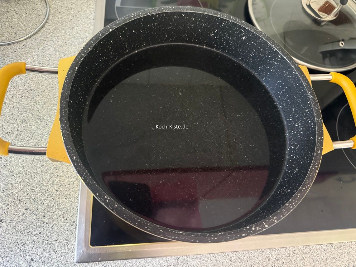 dann nehme Dir den Messbecher und messe 2 Liter Wasser ab und gieße es mit in den Kochtopf.