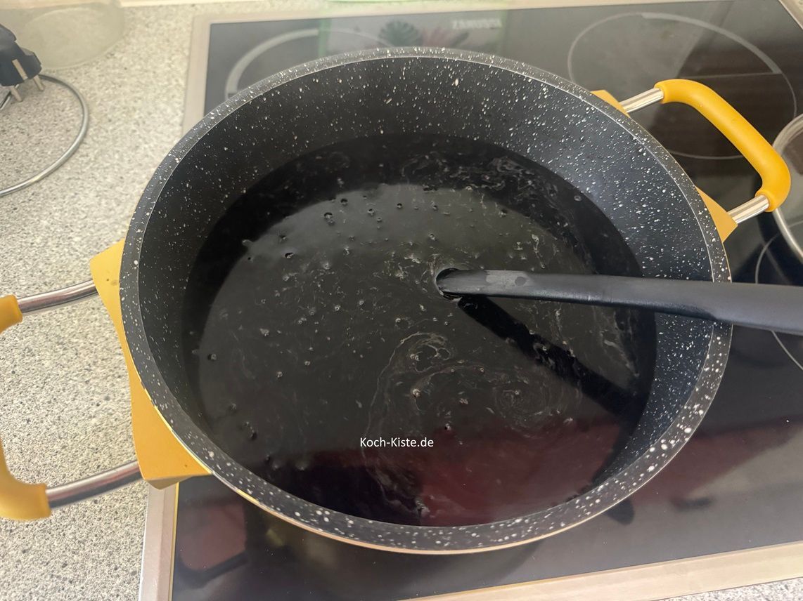 bringe das Wasser zum Kochen, rühre dabei immer mal wieder um, so dass die Bonbons sich auflösen können und nicht am Topfboden fest kleben.