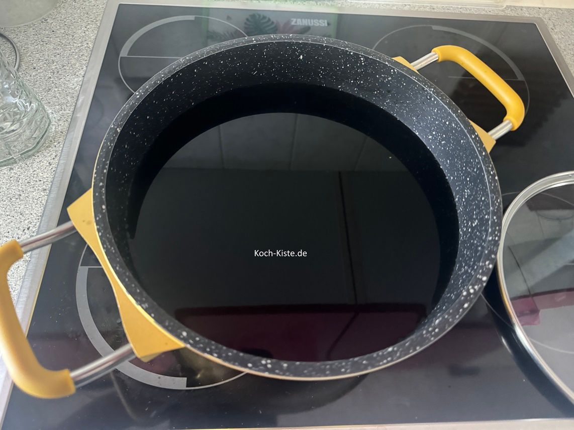 nach dem die Flüssigkeit gut abgekühlt ist - frühstens nach 3 Stunden - kannst Du den Wodka mit in den Topf gießen. Verrühre mit einem Kochlöffel alles gut miteinander.