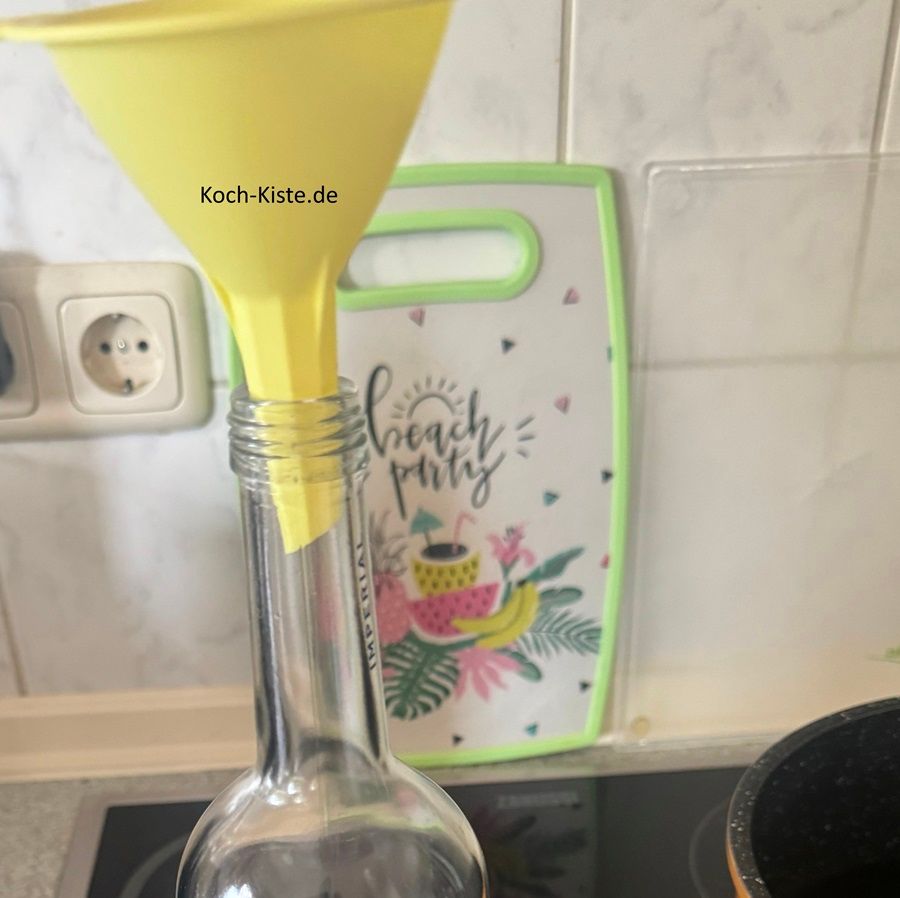 als nächstes setze einen Trichter auf die Glasflasche