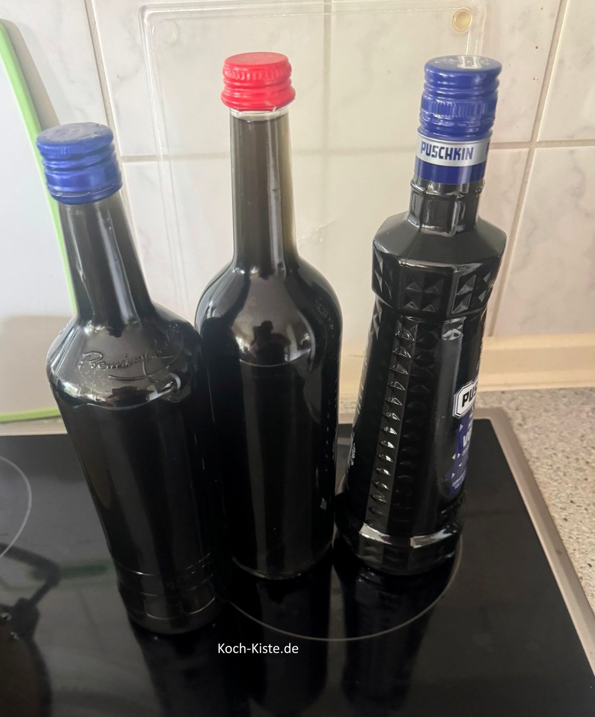 und fülle den Lakritz Likör in Flaschen