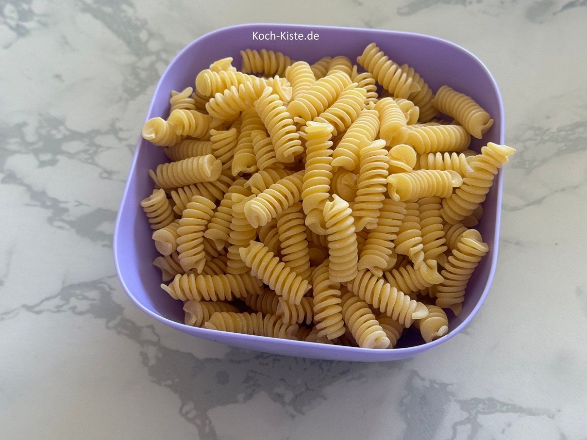 stelle eine kleine Schale auf die Küchenwaage auf 0 und wiege 400 g Nudeln ab