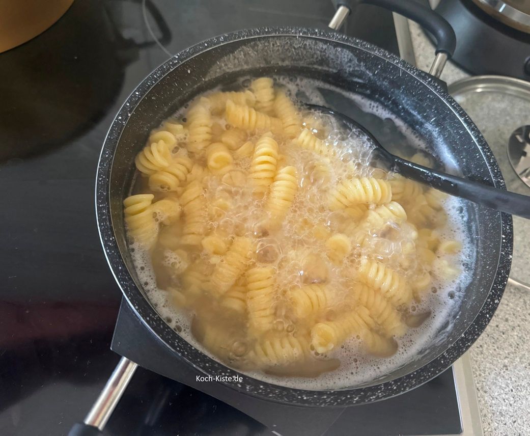 gebe die Nudeln in kochendes Wasser und koche sie gar