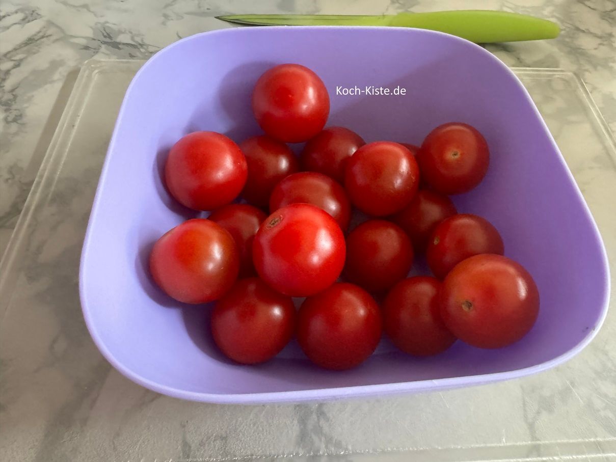 stelle Dir die 250 g Cocktailtomaten bereit