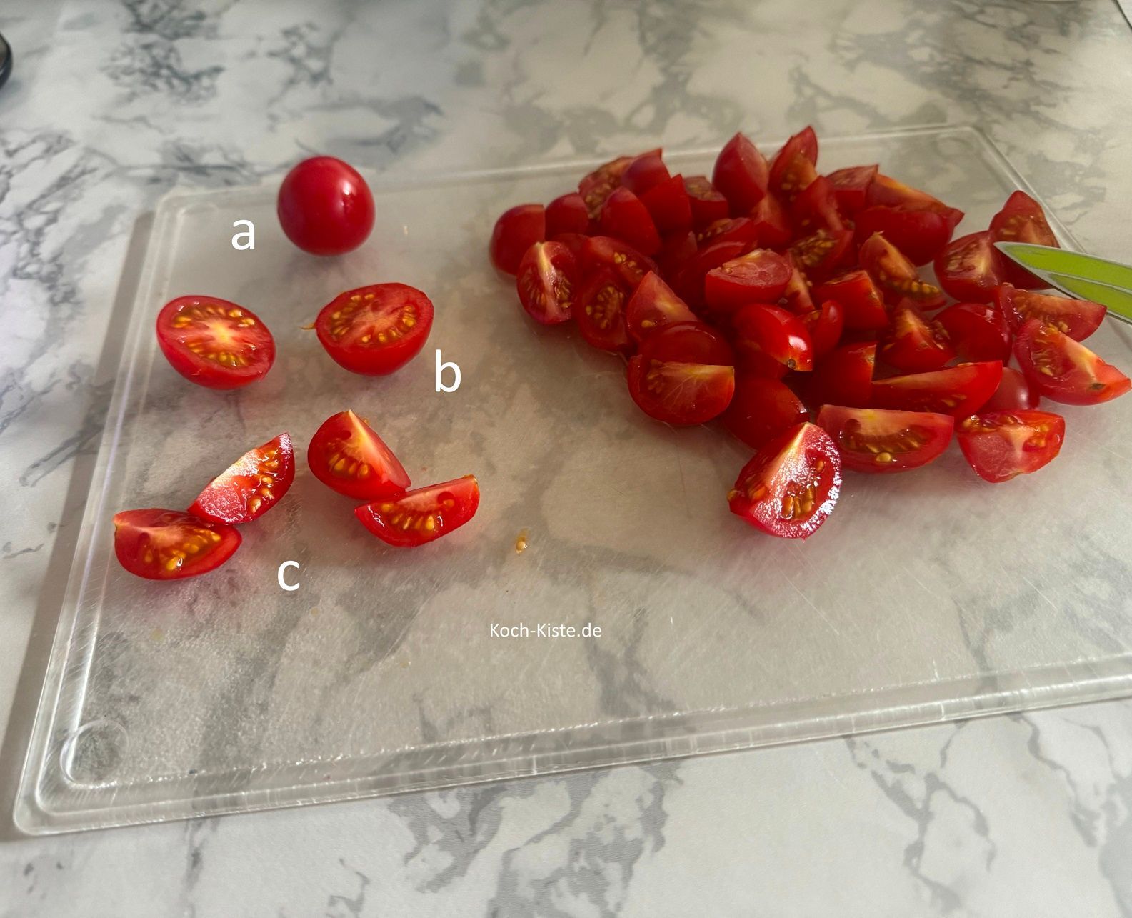 nehme Dir eine Cocktailtomate nach der anderen und lege sie auf das Schneidebrett (a), halbiere sie (b) und viertel sie (c)