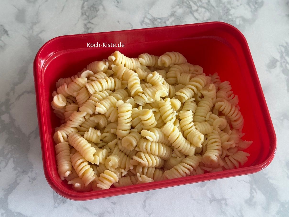 schütte die abgetropften Nudeln in eine Schüssel