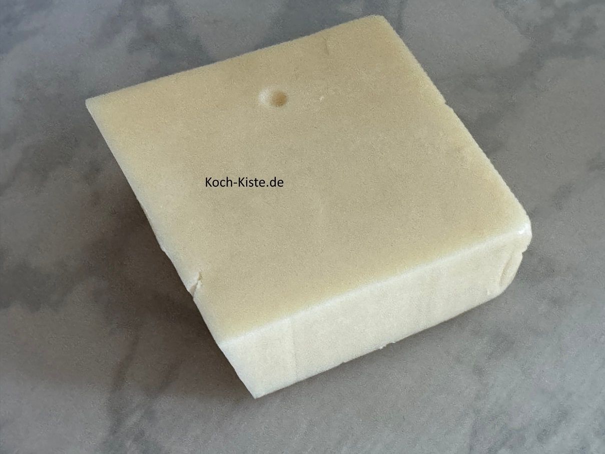 lege Dir das Stück Käse auf das Schneidebrett