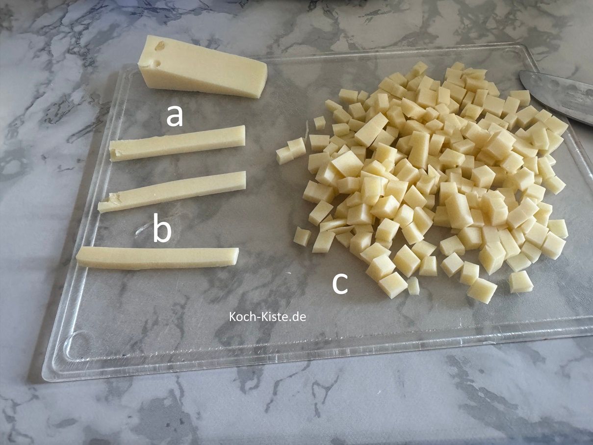 dann schneide den Käse in Scheiben (a), in Streifen (b) und zum Schluss in kleine Stücke (c)