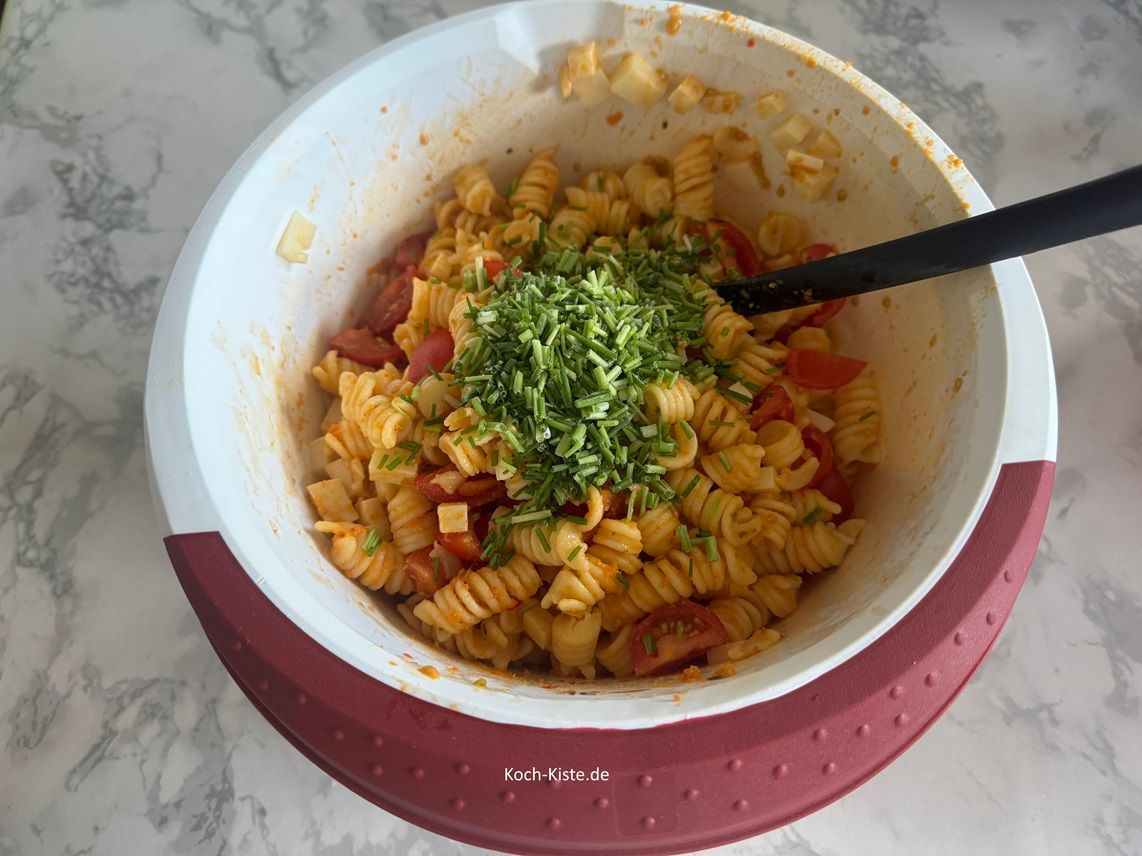 jetzt darf der Schnittlauch mit in die Schüssel und wird gleichmäßig unter gerührt. Gebe den fertigen Last Minuten Nudelsalat in eine Schüssel mit Deckel.