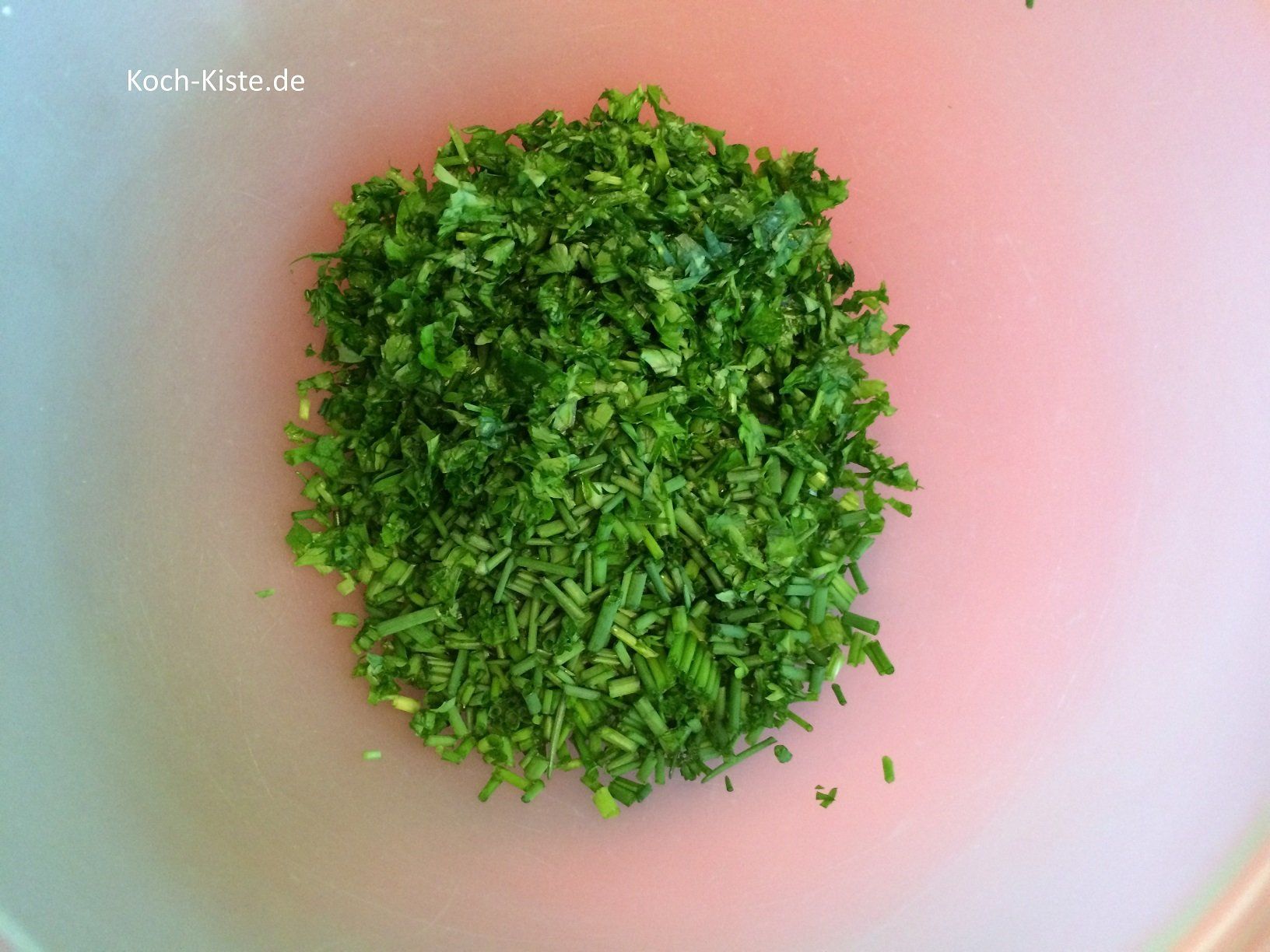 Schnitllauch in Röllchen schneiden und Petersilie klein hacken